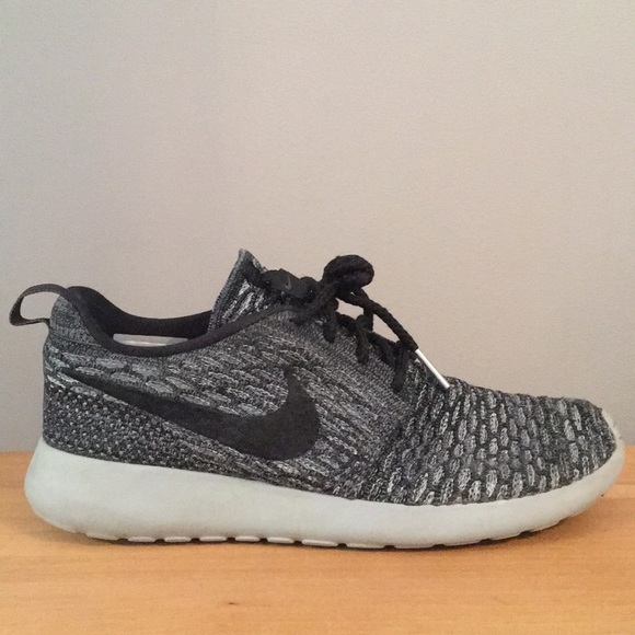 Nike Shoes - Nike Flyknit Roshe